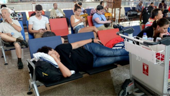 Turis yang terlantar di bandara ngurai rai by bbc.jpg